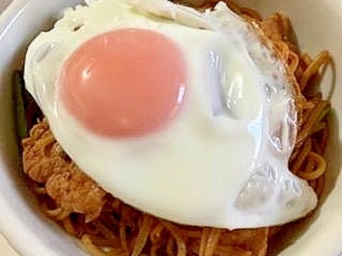 豚バラともやしと小松菜の茎で焼きそば　目玉焼きのせ